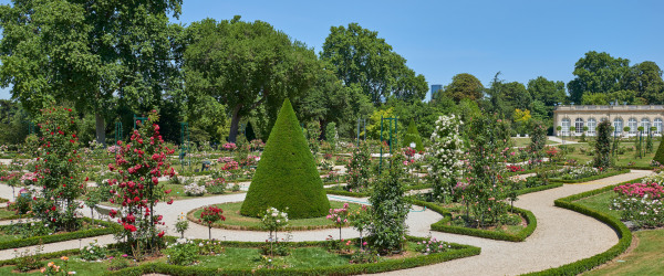 A romantic walk in the Parc de Bagatelle