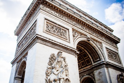 Discover the Arc de Triomphe by day and by night